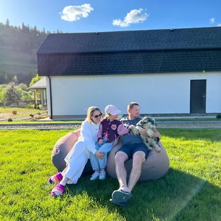 Chalet Ugrad Family з чаном-джакузі Slavske