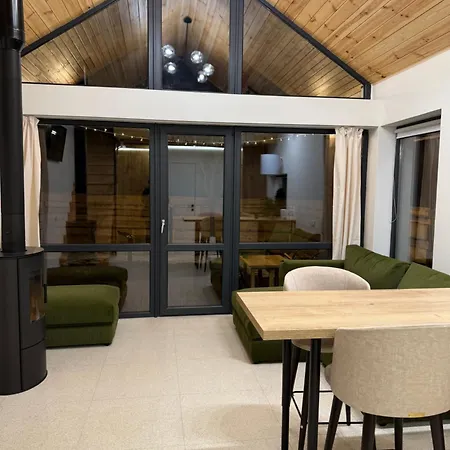 Chalet Ugrad Family з чаном-джакузі *