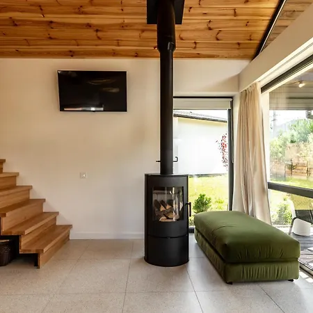 Alpstuga Ugrad Family з чаном-джакузі Slavske